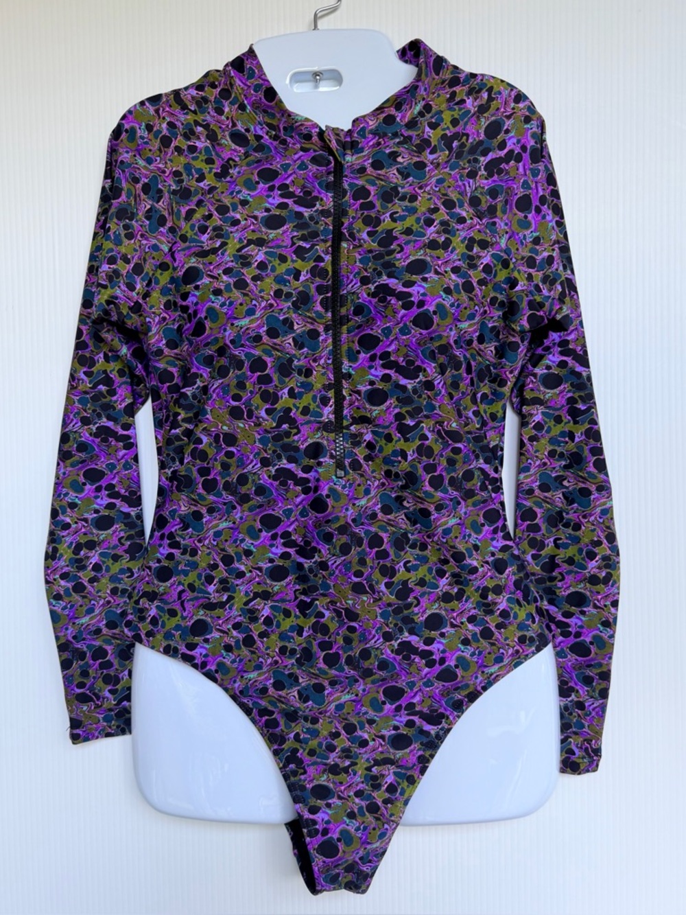 Cynthia Rowley Woman’s Hali Purple Marble Surf Suit Size Medium. - Picture 2 of 5